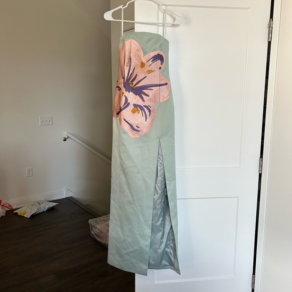 NWT - Leo Lin Clémence Embroidered Split Maxi - Hibiscus in Pistachio